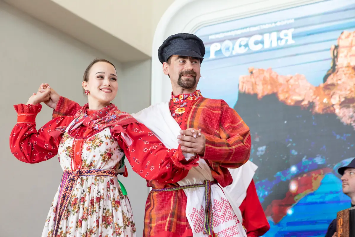 Танцевальная пара выступает в народных костюмах